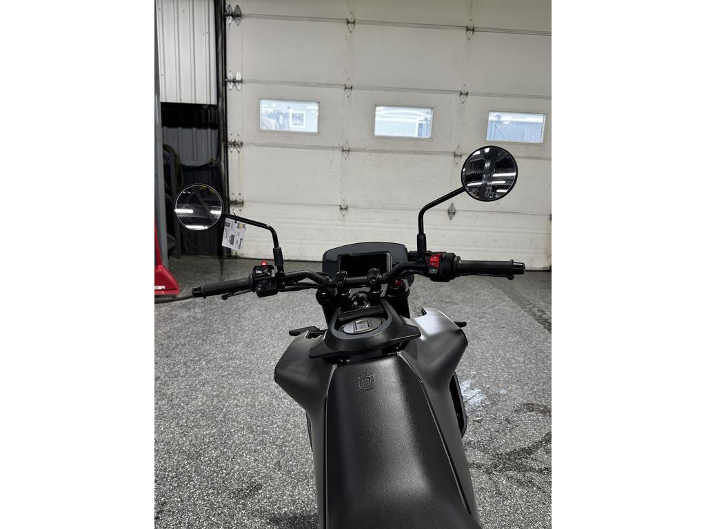 Husqvarna SVARTPILEN 401 B.D. 2024