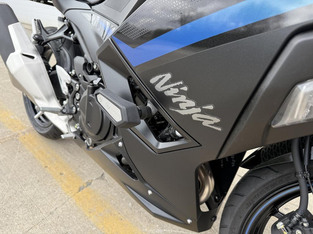 Kawasaki Ninja 500 SE 2025