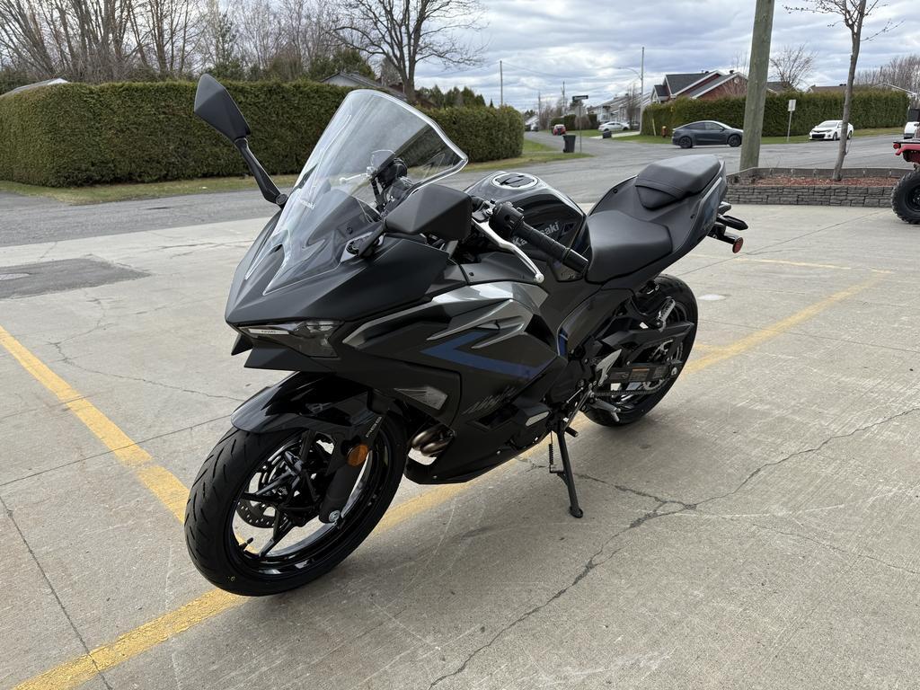 Kawasaki Ninja 500 SE 2025