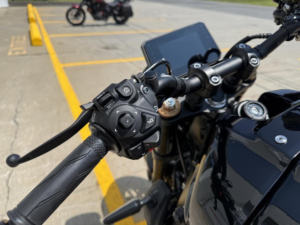 Yamaha XSR900 2025