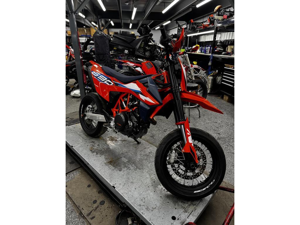KTM 690 SMC R 2024