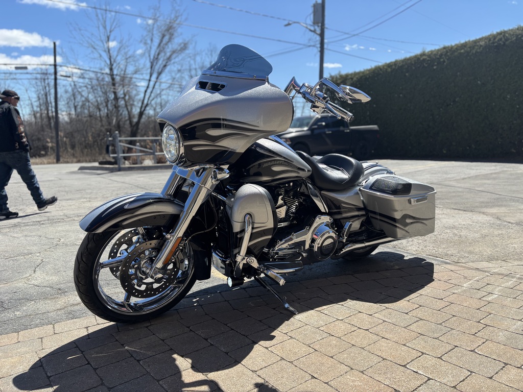 Harley-Davidson FLHXSE CVO Street Glide 2015