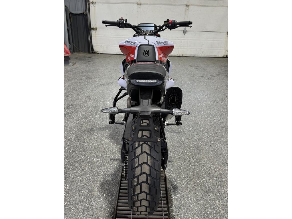 Husqvarna Svartpilen 801 2025
