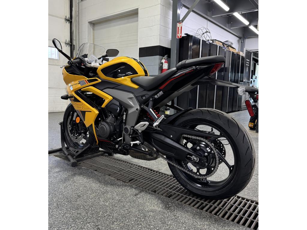 Triumph DAYTONA 660 JAUNE 2026