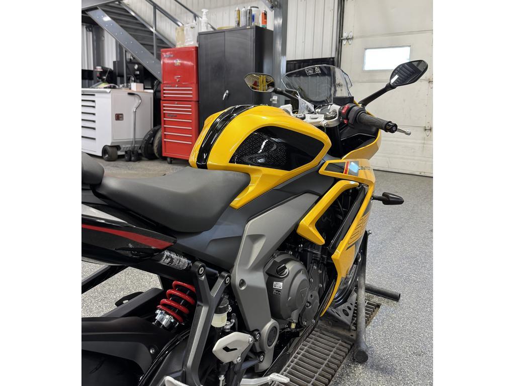 Triumph DAYTONA 660 JAUNE 2026