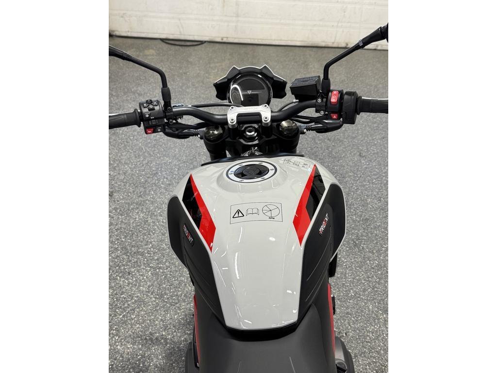 Triumph TRIDENT 800 GRIS 2026