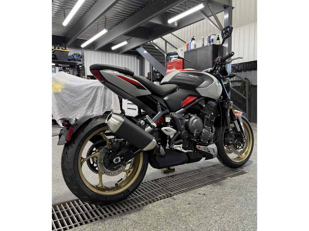Triumph TRIDENT 800 GRIS 2026