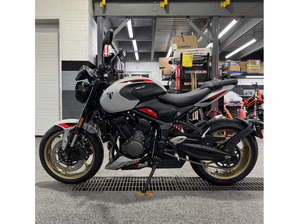 Triumph TRIDENT 800 GRIS 2026