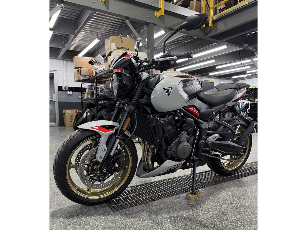 Triumph TRIDENT 800 GRIS 2026