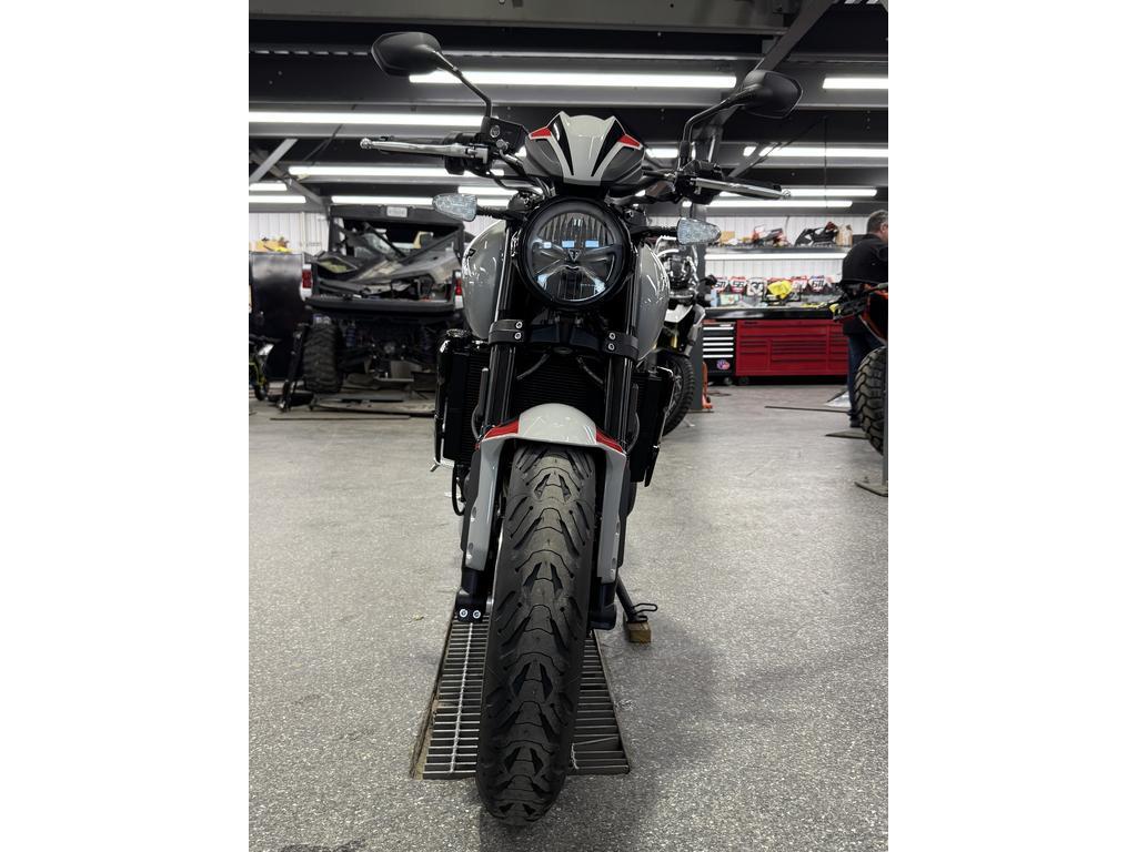 Triumph TRIDENT 800 GRIS 2026