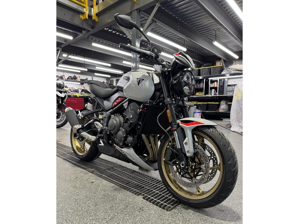 Triumph TRIDENT 800 GRIS 2026
