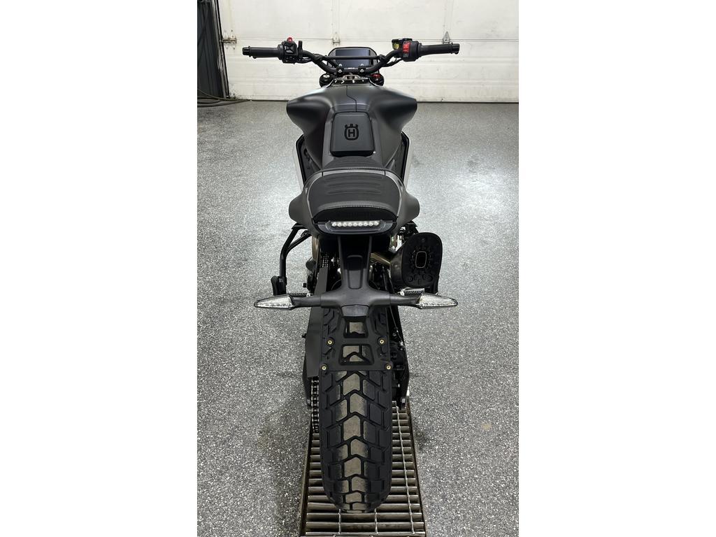 Husqvarna Svartpilen 801 2025