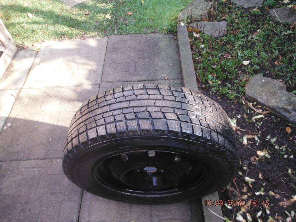 Pneus d' d'hiver Yokohama montés sur roues Subaru de 215x65x16, fait sur tous les models pouvant utiliser des roues de 16 pouces. Très bonne condition. Jante neuve $120 chacune à état neuf, excellente économie - Dépêchez-vous, doivent partir - NÉGOCI